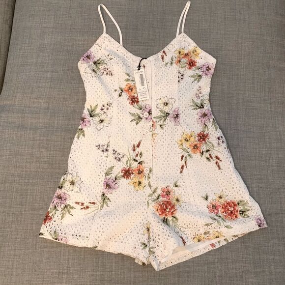 BB Dakota I’ve Got The Flower Romper NWT - Picture 1 of 3